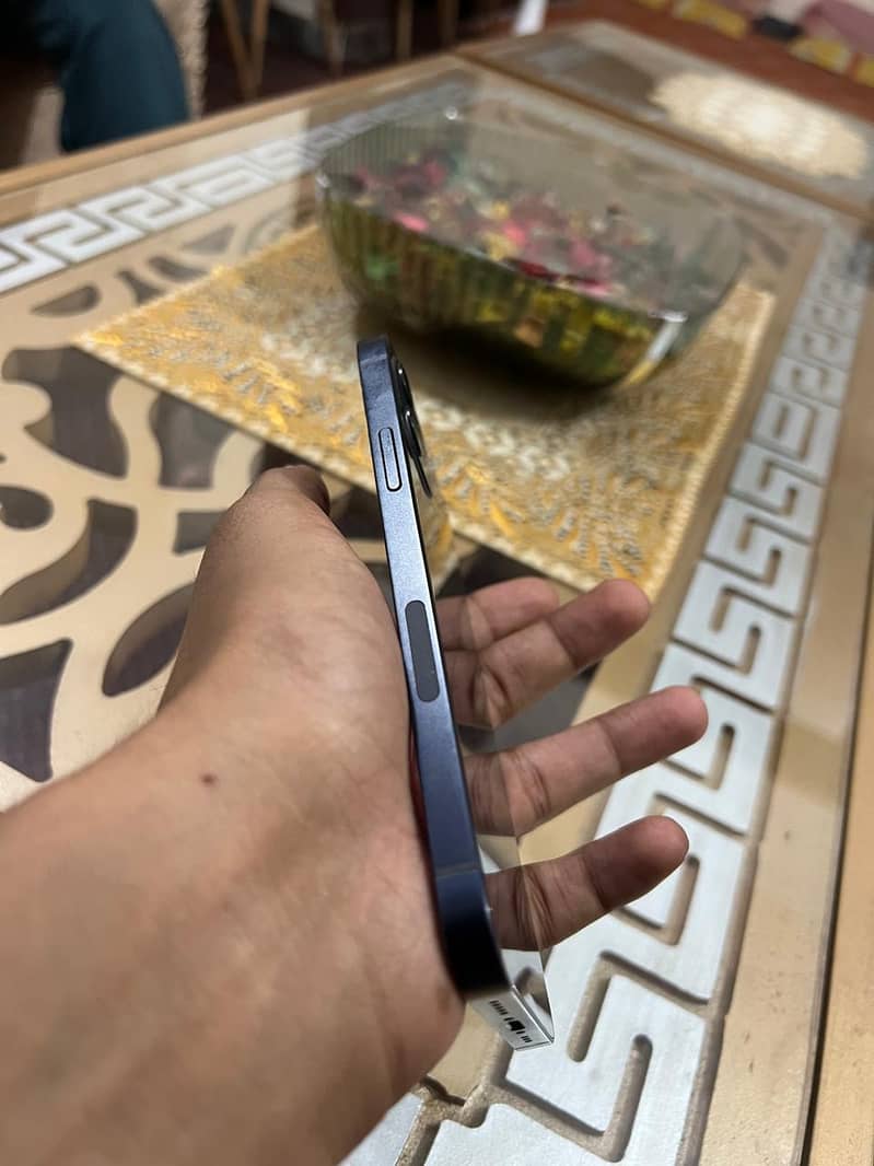 Apple iPhone 12 4