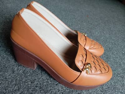 Stylish Women’s Tan Heels – Elegant Loafers (size 37)