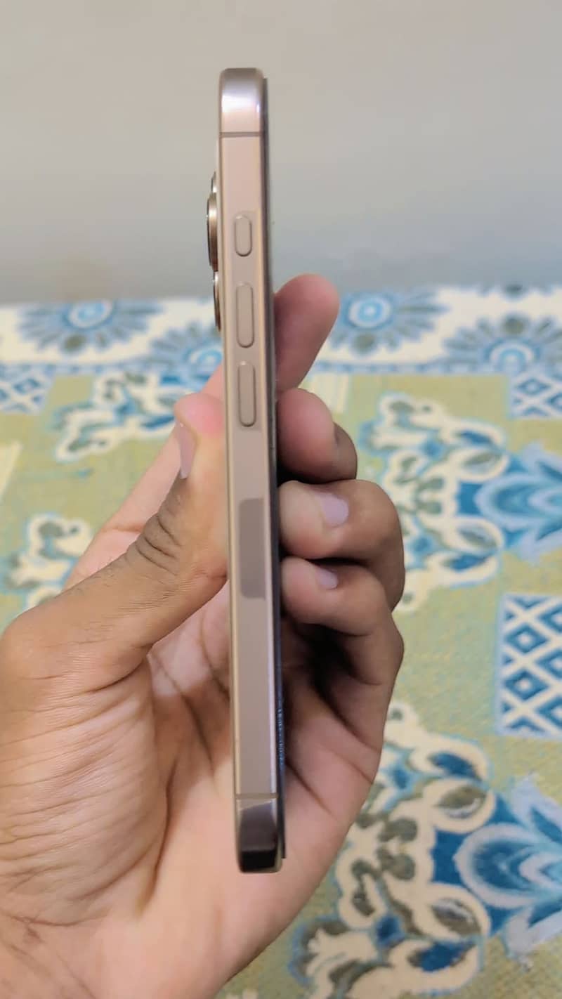 Apple iPhone 16 Pro 3