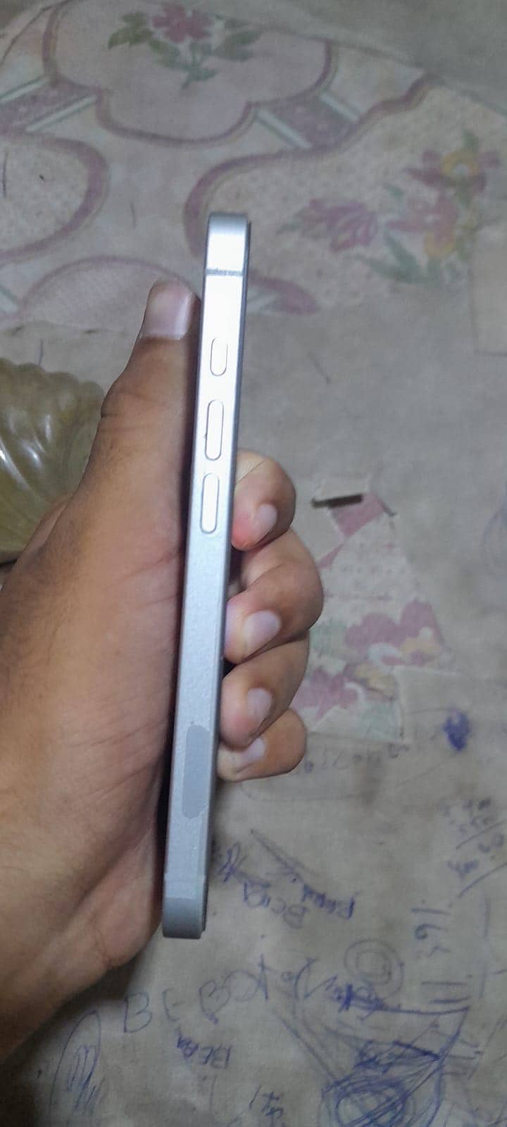 Apple iPhone 16e 1