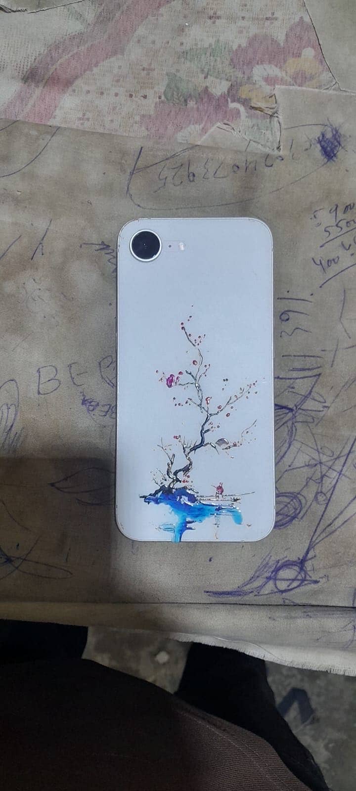 Apple iPhone 16e 4