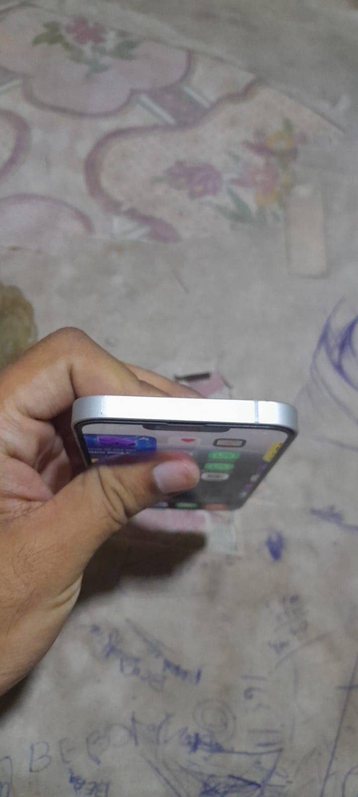 Apple iPhone 16e 5
