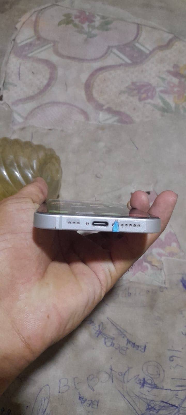 Apple iPhone 16e 6
