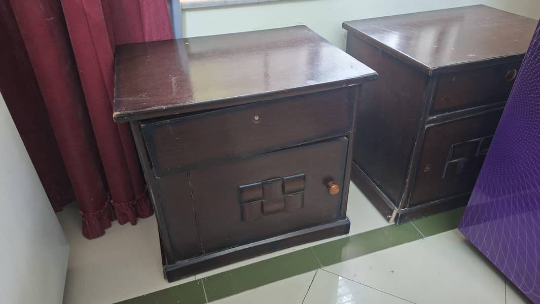 used king size bed with side table 2