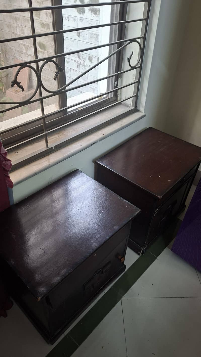used king size bed with side table 3