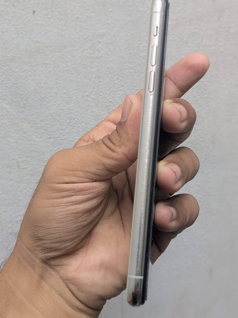 Apple iPhone 11 Pro Max 2