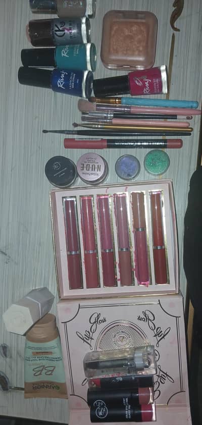 Matte gloss lipsticks make up brushes eyes galetr eyes brows colours