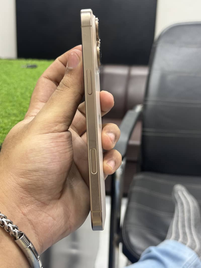 Apple iPhone 16 Pro Max 3