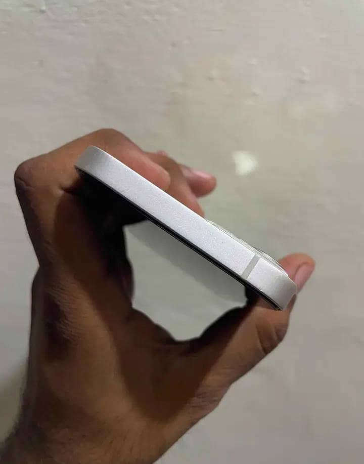Apple iPhone 13 4