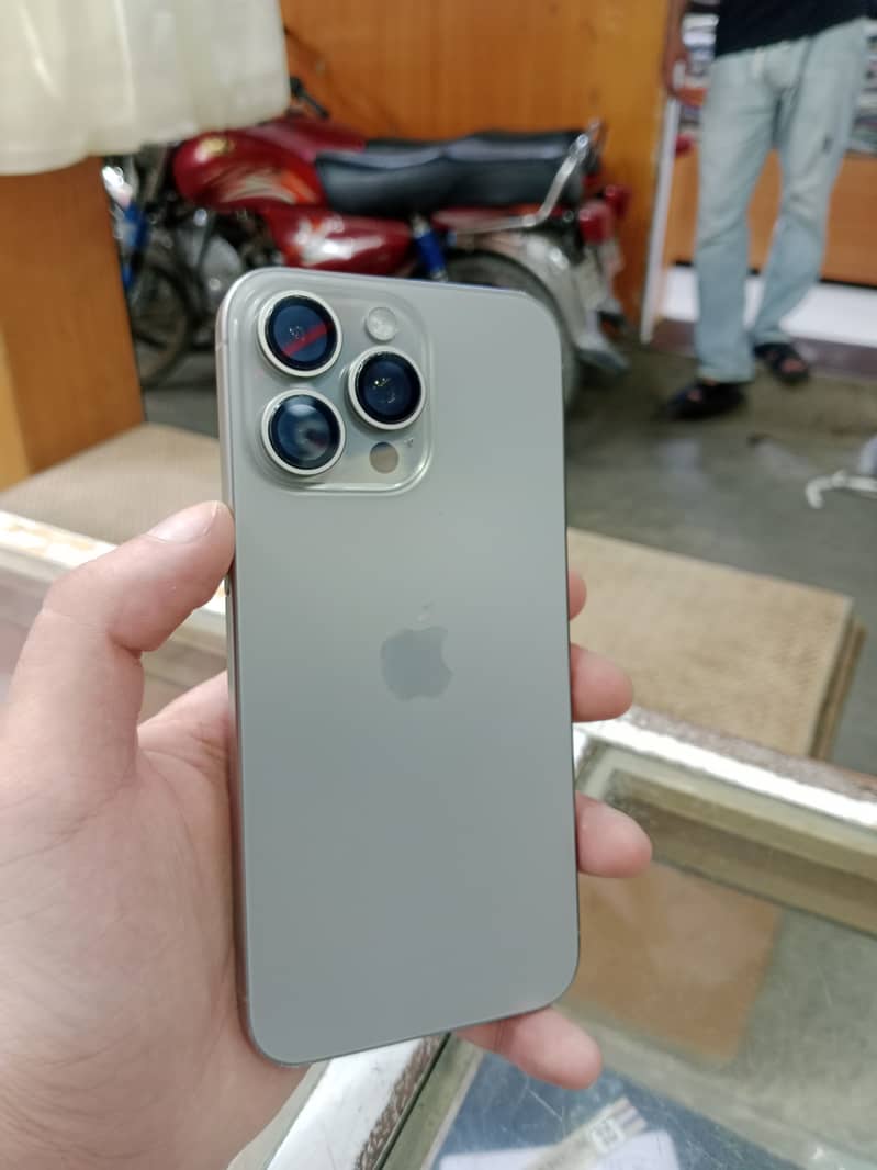 Apple iPhone 15 Pro Max 3