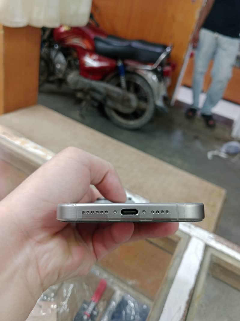 Apple iPhone 15 Pro Max 4