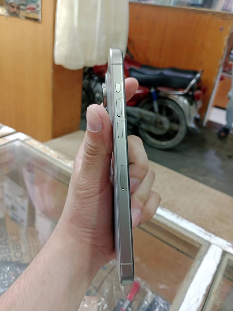 Apple iPhone 15 Pro Max 5