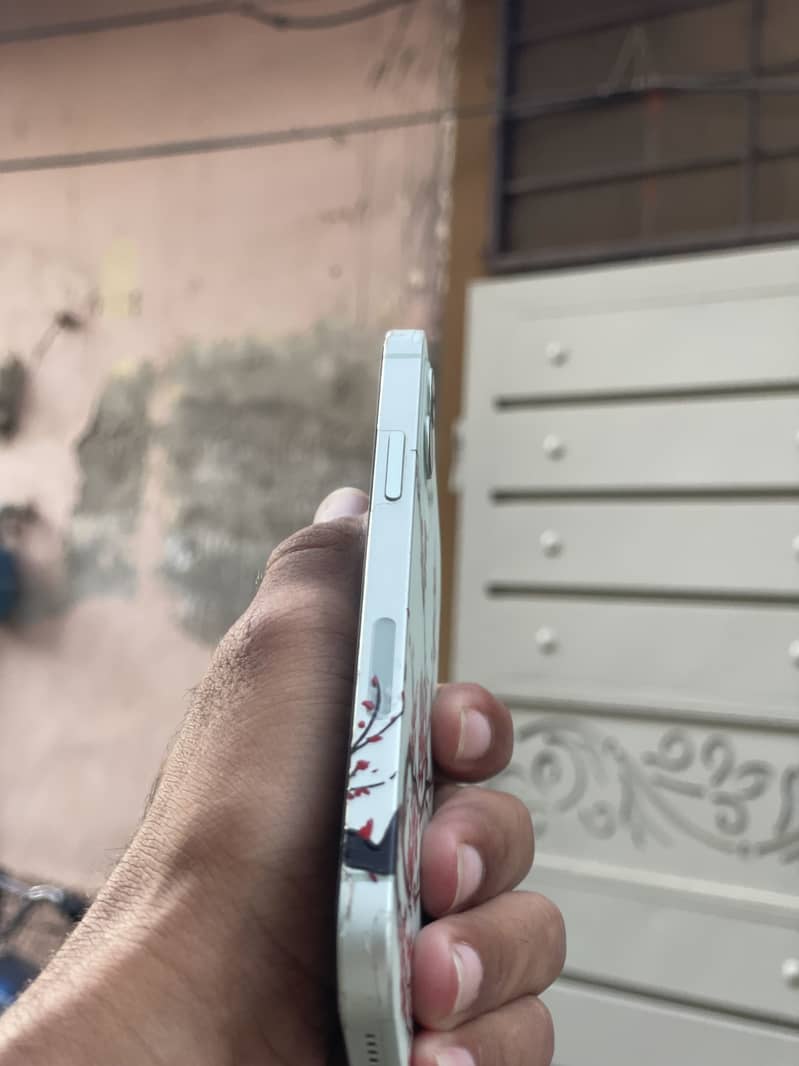 Apple iPhone 12 4