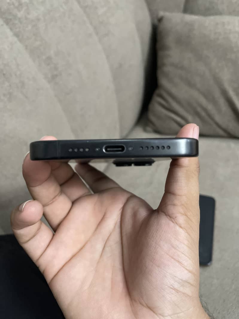 Apple iPhone 15 Pro Max 4