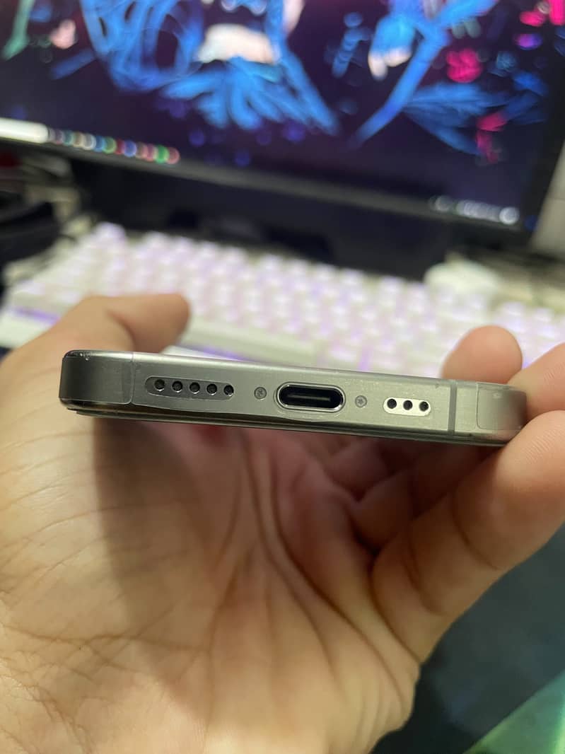 Apple iPhone 15 Pro 4