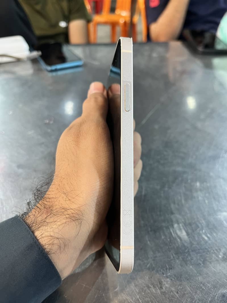 Apple iPhone 12 4