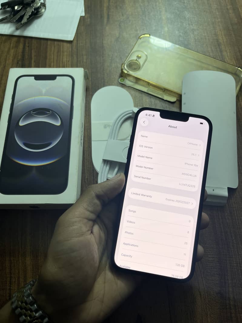 Apple iPhone 16e 1