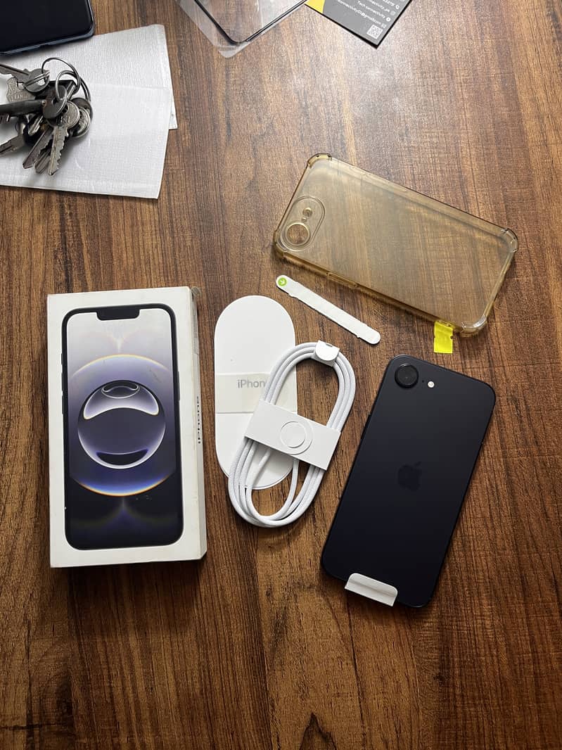 Apple iPhone 16e 4