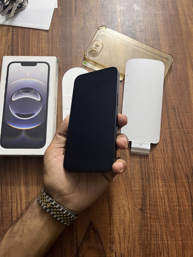Apple iPhone 16e 5