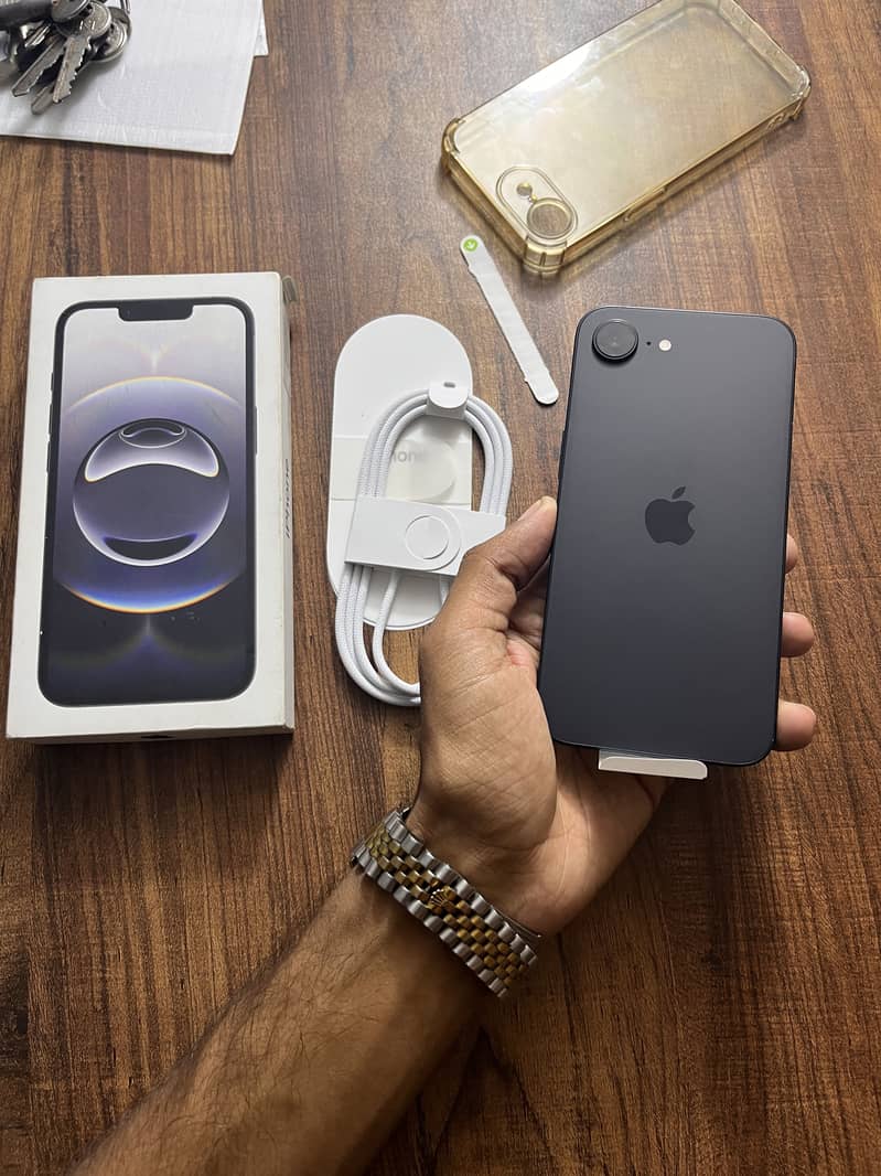 Apple iPhone 16e 6