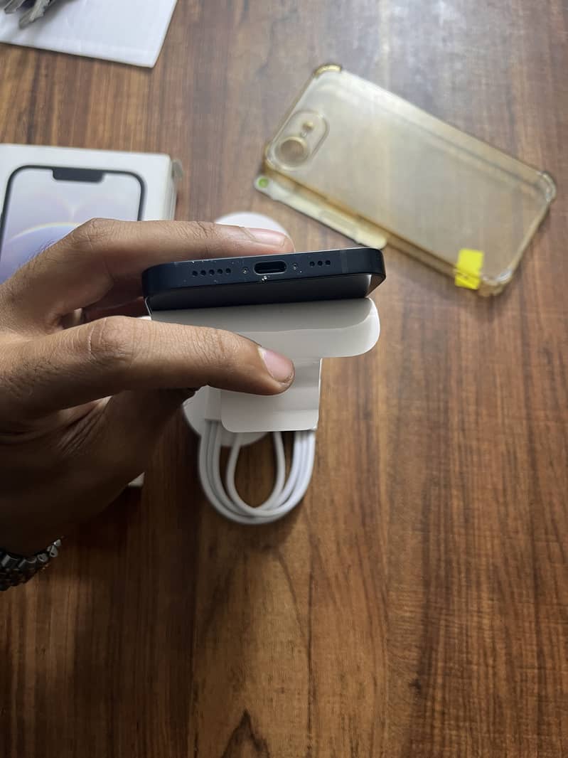 Apple iPhone 16e 7