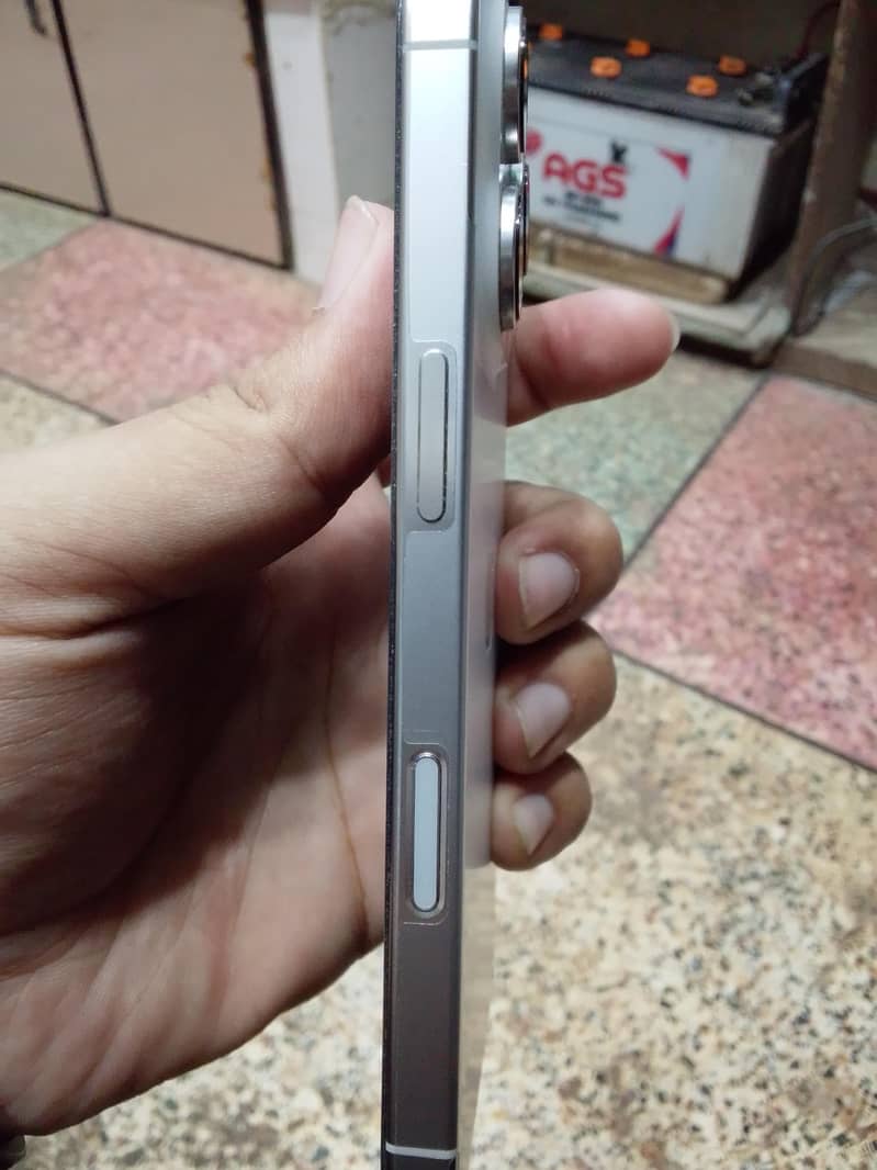 Apple iPhone 16 Pro 1