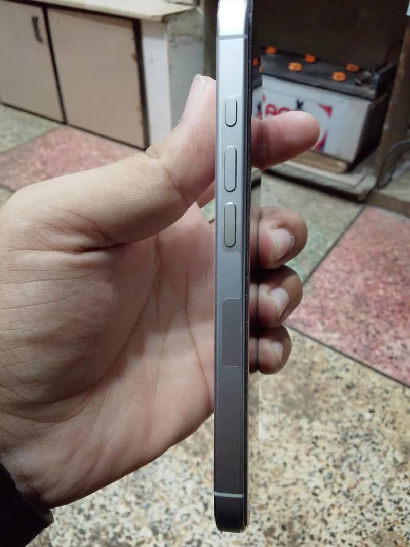 Apple iPhone 16 Pro 2