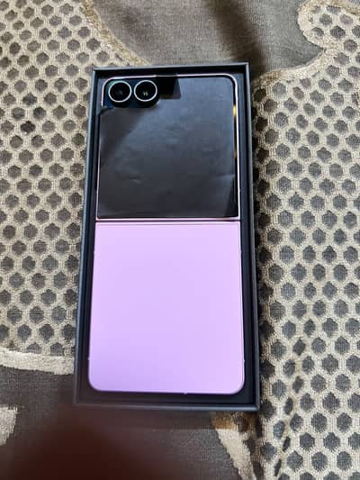 Samsung Mobile Z Flip 8