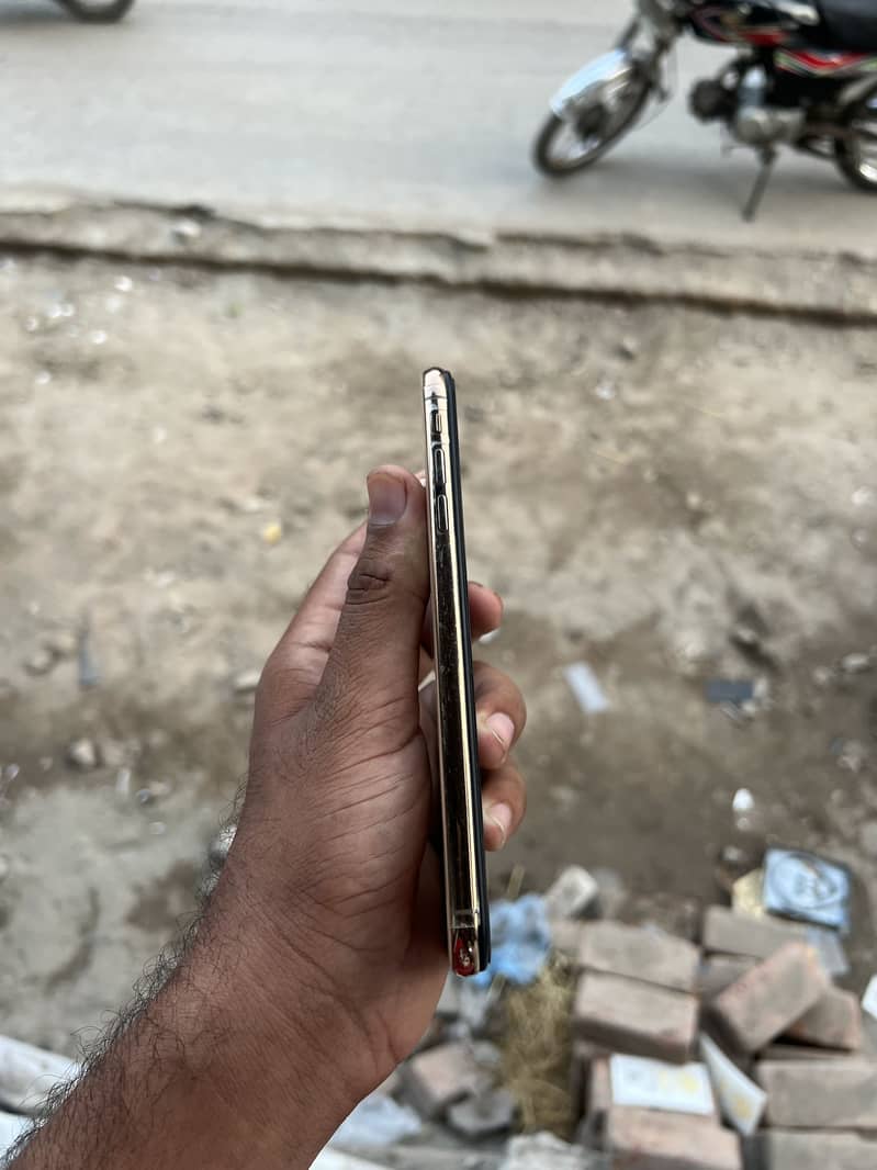 Apple iPhone Xs max 3