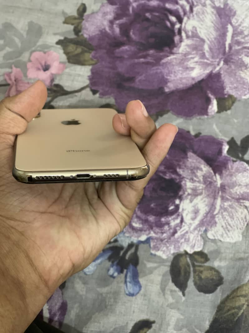 Apple iPhone XS Max 3