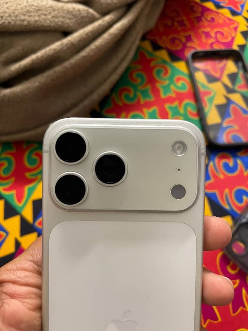 Apple iPhone 17 Pro Max 4
