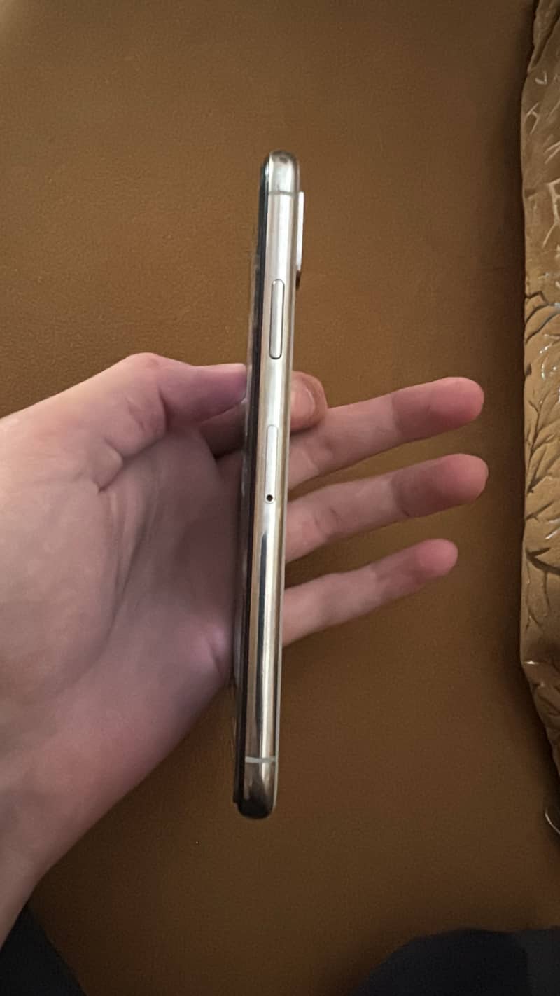 Apple iPhone XS 3