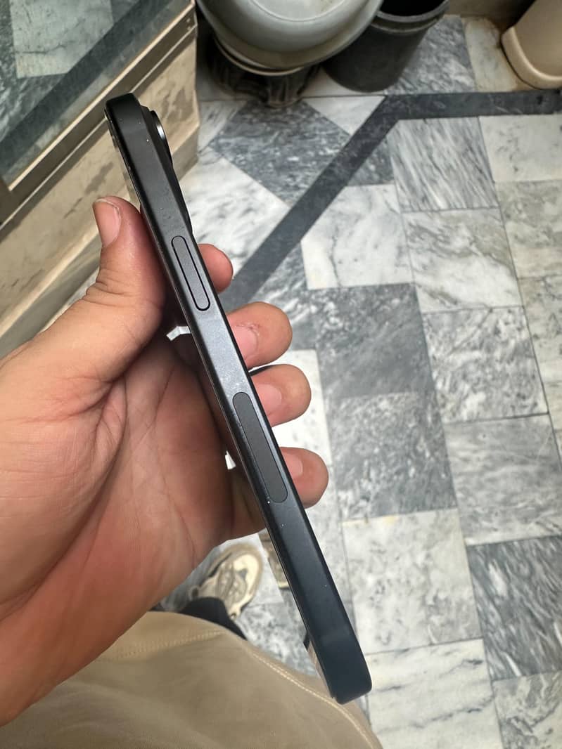 Apple iPhone 15 4