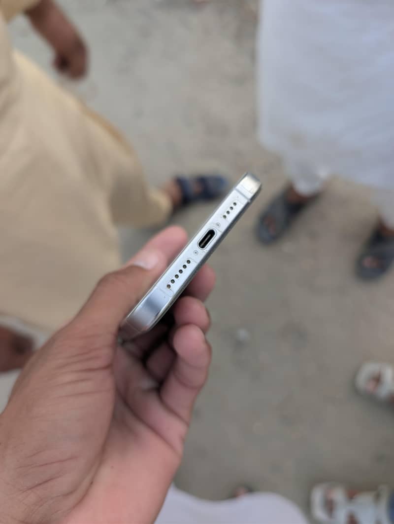 Apple iPhone 15 Pro Max 2
