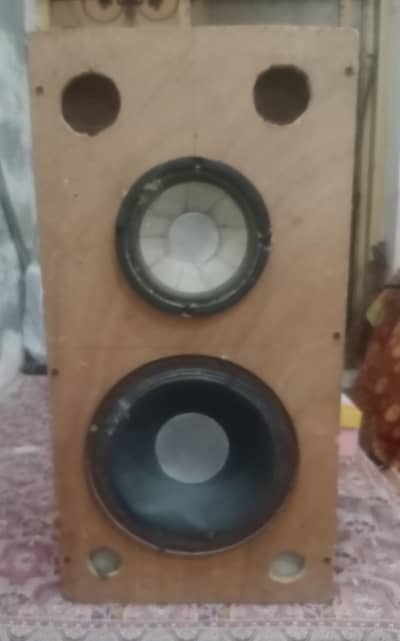 1 box speker and 2 pair off japani speker and 2 amplifier