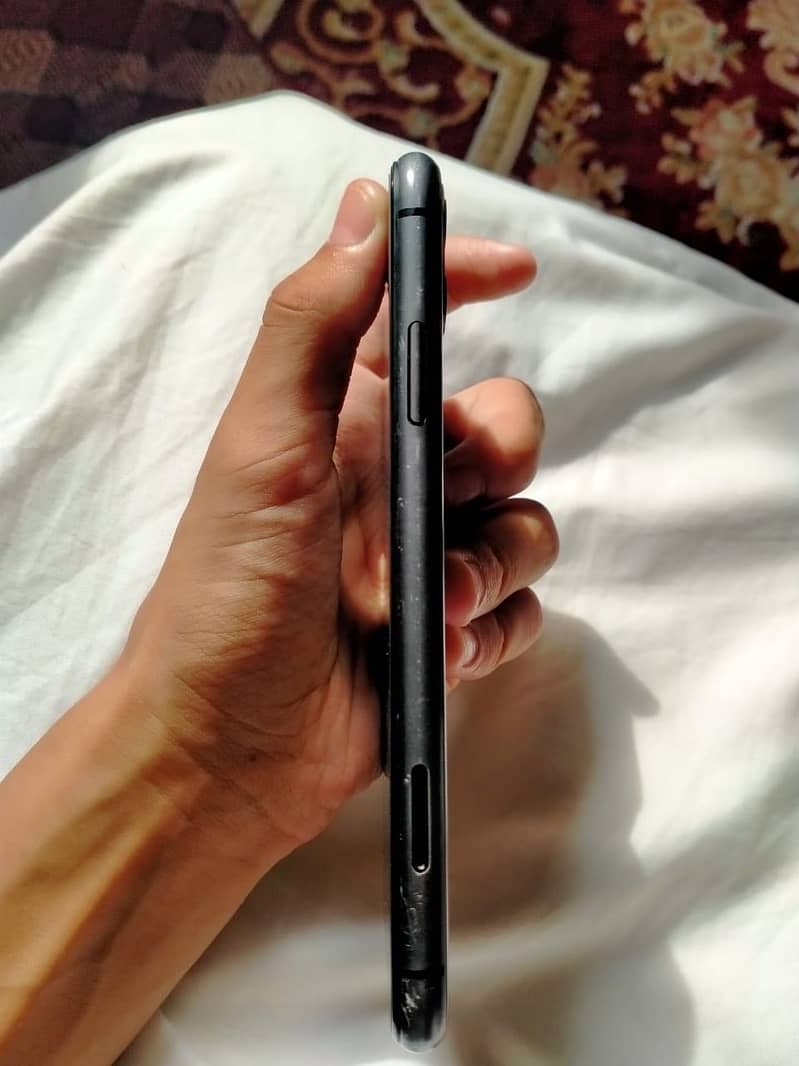Apple iPhone 11 4