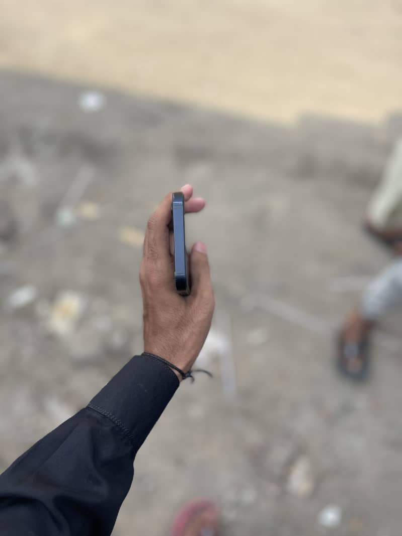 Apple iPhone 12 4