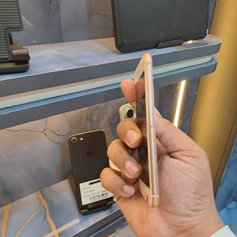 Apple iPhone 8 3