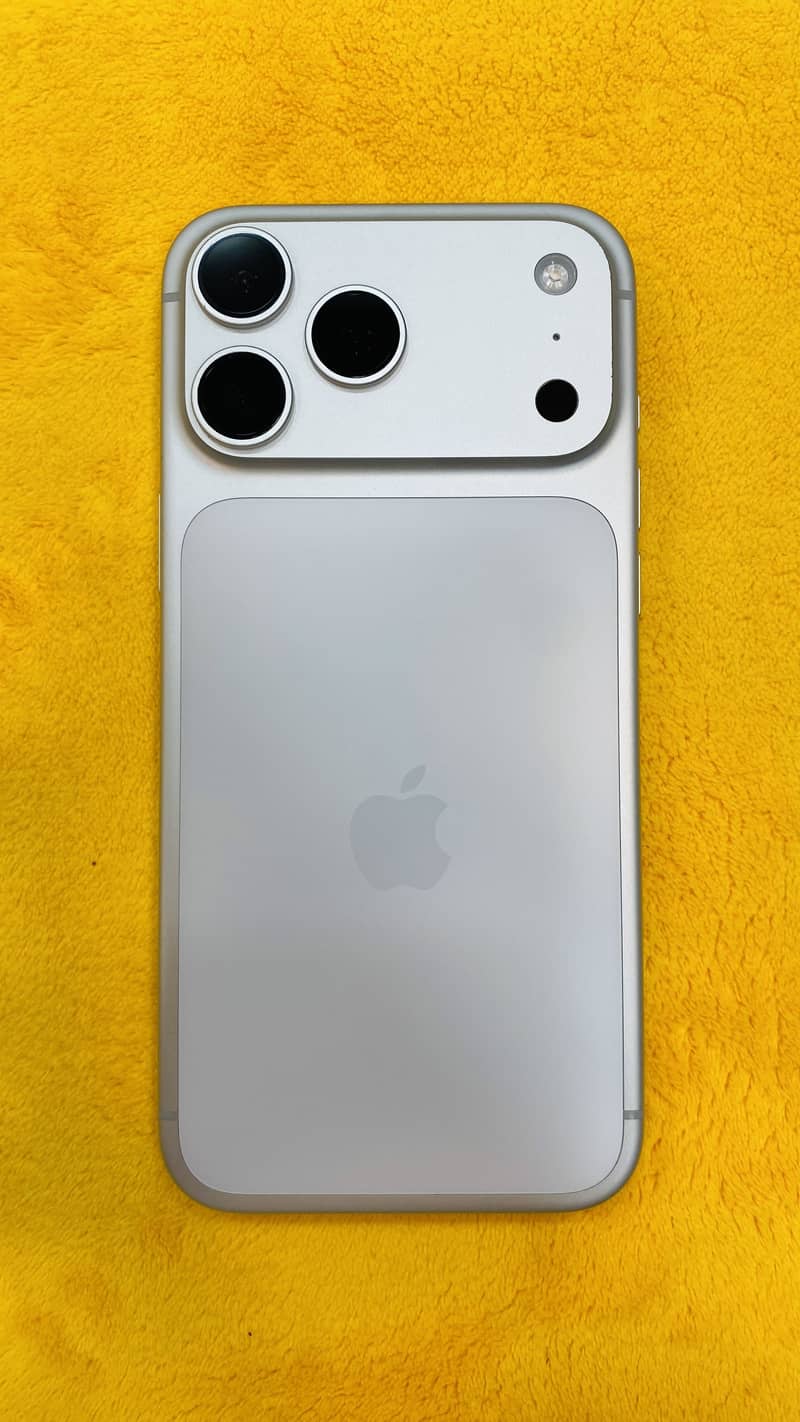 Apple iPhone 17 Pro Max 4