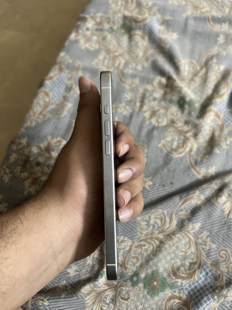Apple iPhone 15 Pro Max 2