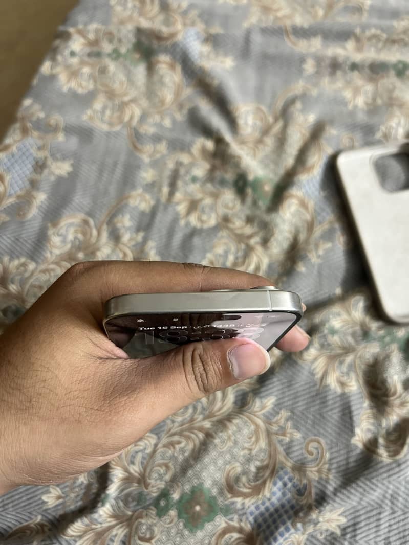 Apple iPhone 15 Pro Max 4