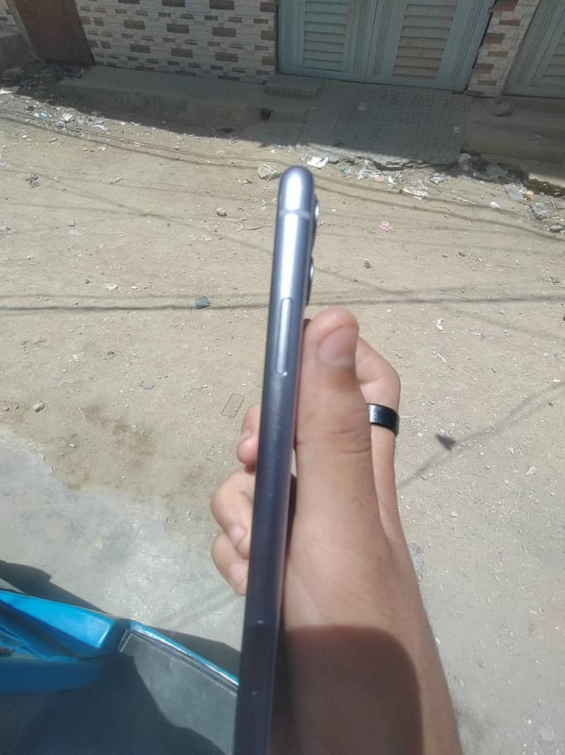 Apple iPhone 11 3