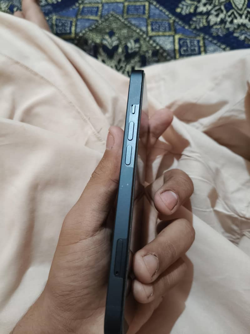Apple iPhone 13 4