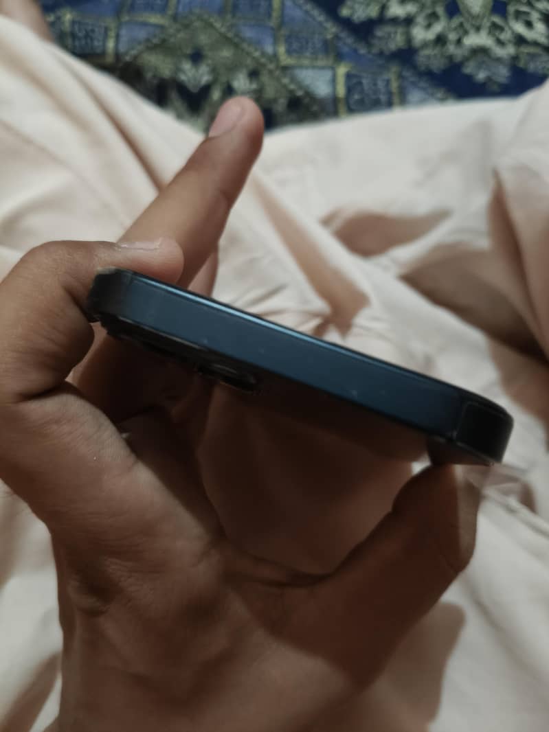 Apple iPhone 13 5