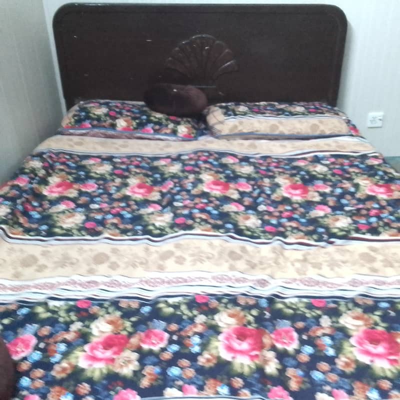 Queen bed 0