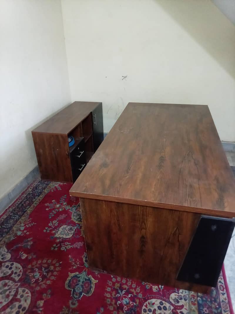 Manager Table and chairs 1