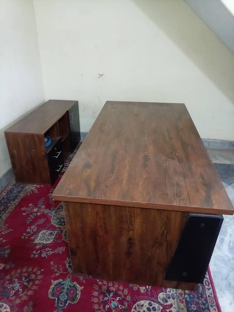 Manager Table and chairs 3