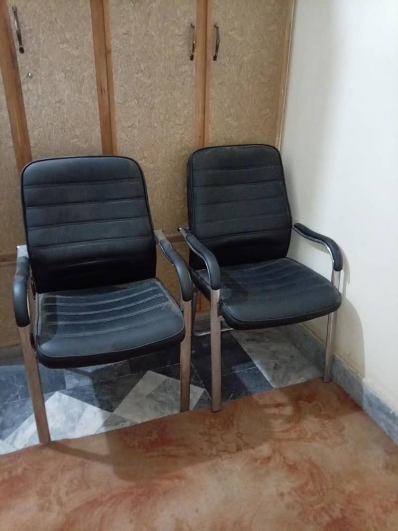 Manager Table and chairs 4