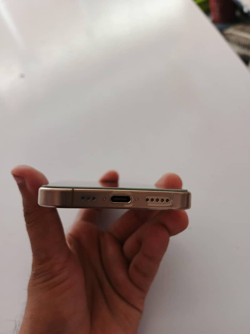 Apple iPhone 16 Pro 3