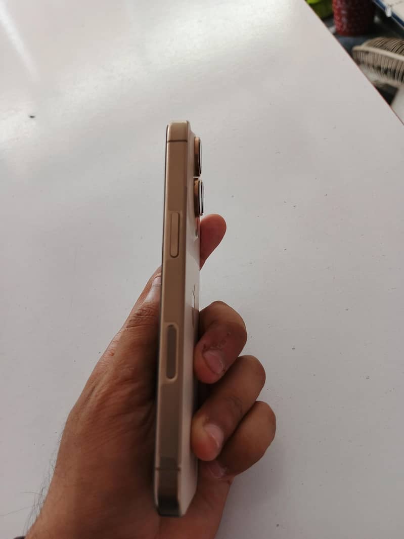 Apple iPhone 16 Pro 4